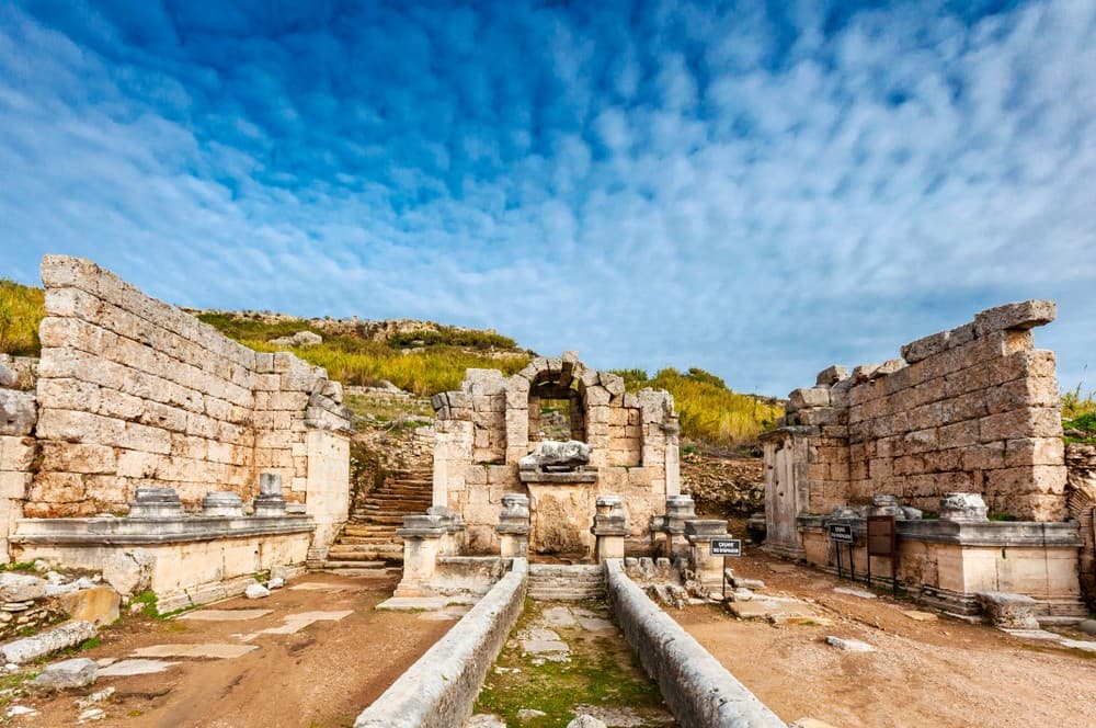 Perge Antik Kenti: Antalya’nın Tarihi Zenginliklerini Keşfedin